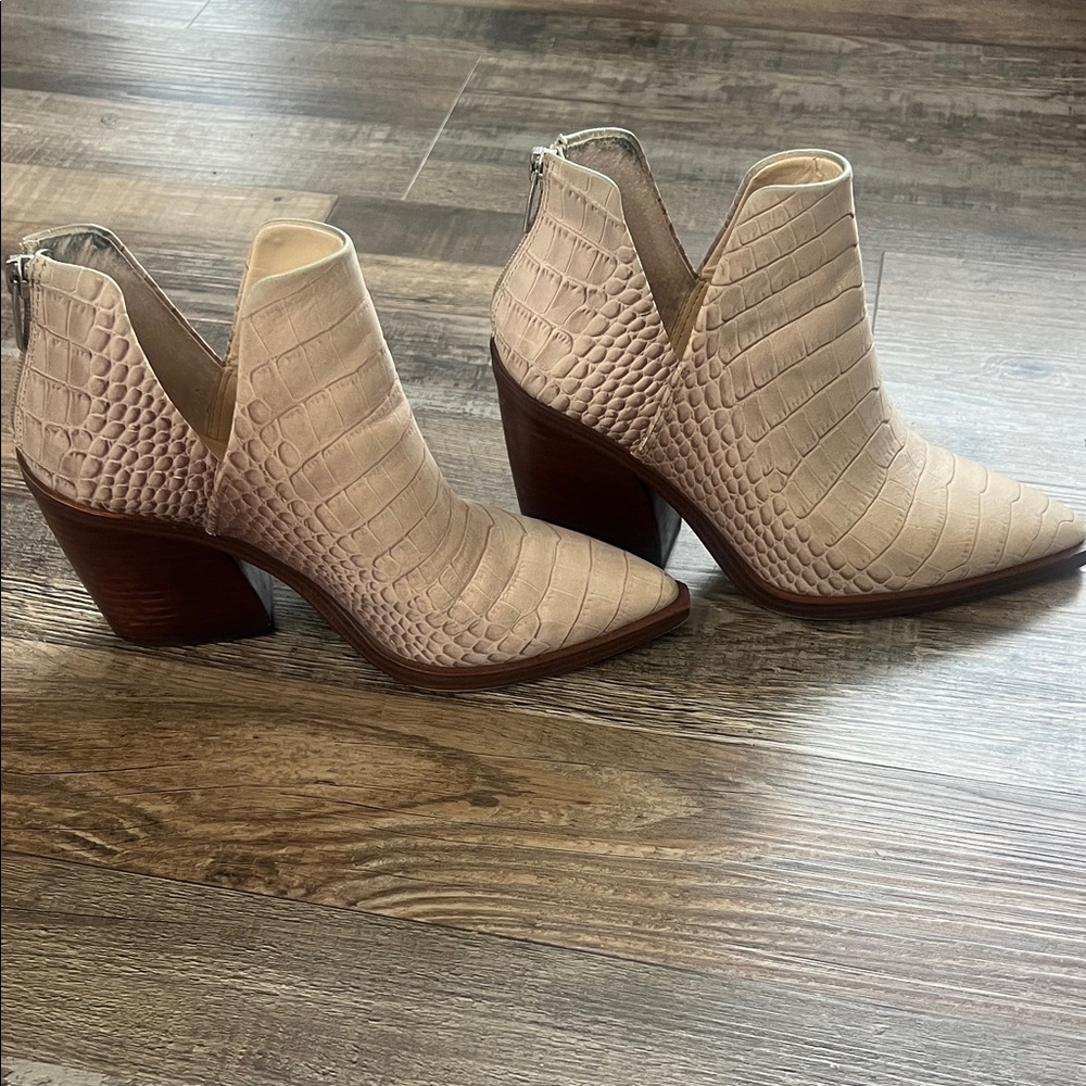 Vince Camuto Croc-Embossed Tan Ankle Gigietta Booties. Size 7